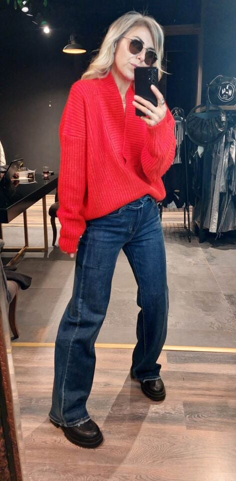 KIRMIZI V YAKA KAZAK