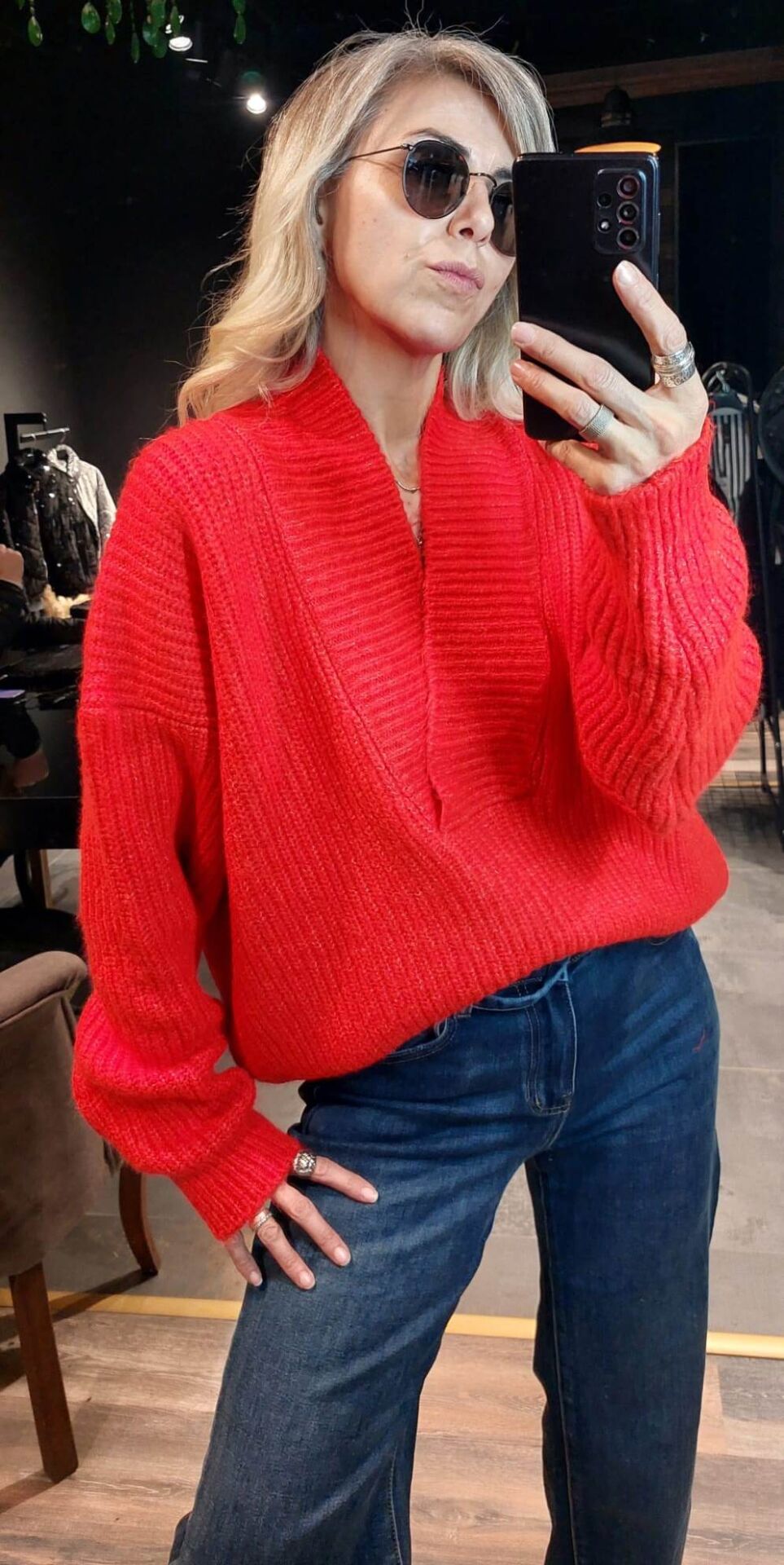 KIRMIZI V YAKA KAZAK