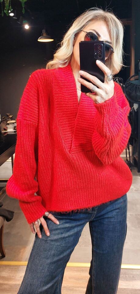 KIRMIZI V YAKA KAZAK